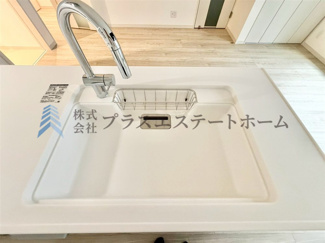 【キッチン】 | 長田区松野通3丁目5号地　新築戸建 | 【同社施工事例】スキマが無いから汚れにくい、お掃除ラクラク♪洗剤ラックが自由に動かせ、広々使えます♪