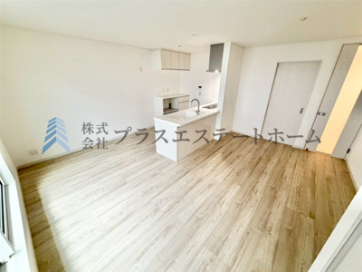 【居間・リビング】 | 長田区松野通3丁目5号地　新築戸建 | 【同社施工事例】LDKは約15.1帖確保♪リビング横にバルコニーが隣接しており、大きな窓からの採光で明るい空間です♪
