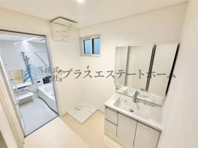 【独立洗面台】 | 長田区松野通3丁目5号地　新築戸建 | 【同社施工事例】鏡裏とボウル下に収納スペースがあり、散らかりがちな洗面所もすっきりとお使い頂けます♪