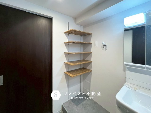 マンハイムグラン石切の洗面所|洗濯機置場のサイドには、可動式の収納ラック付き。
洗剤やパジャマなどの収納に便利◎