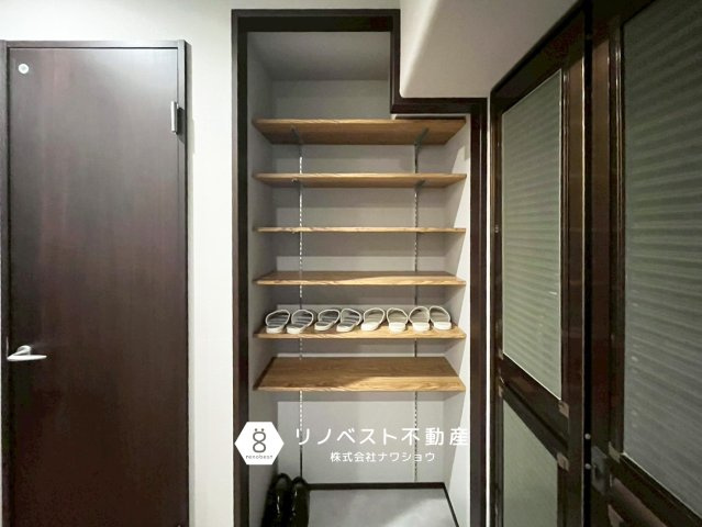 マンハイムグラン石切の収納|玄関入ってすぐ右手にも収納棚がございます。
靴や背の高いブーツの収納にも便利◎