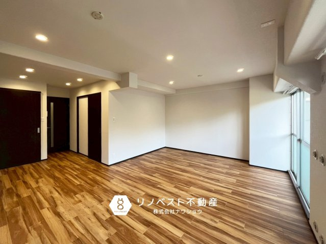 マンハイムグラン石切の居間・リビング|フルリノベーション済みなので綺麗で清潔感のある内装です◎
南向き採光で陽当たりもバッチリ◎