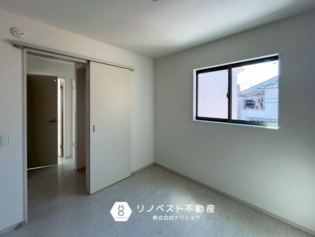 東大阪市玉串町西１丁目の洋室|約4.5帖の洋室。
ウォークインクローゼット完備。引き戸なのでデッドスペースが生まれません◎