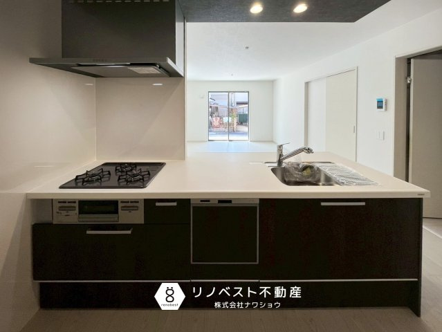東大阪市玉串町西１丁目のキッチン|食洗機付きの3口システムキッチン。
魚焼きグリルも完備。作業スペースもしっかり確保されています◎