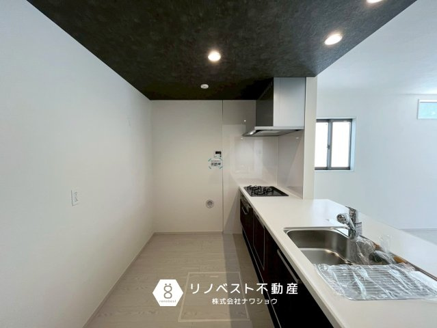 東大阪市玉串町西１丁目のキッチン|ダウンライトでおしゃれな雰囲気を演出。
床下収納もあり、食材のストック収納にも便利◎