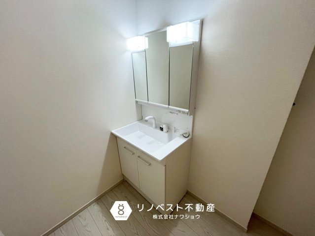 東大阪市玉串町西１丁目の独立洗面台|三面鏡独立洗面台完備◎
シャワー付きなので、用途によって使い分け可能◎
