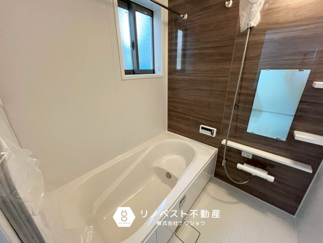 東大阪市玉串町西１丁目の浴室|追い焚き機能・浴室乾燥機能付き◎
小窓を開けて浴室内の換気もバッチリです♪