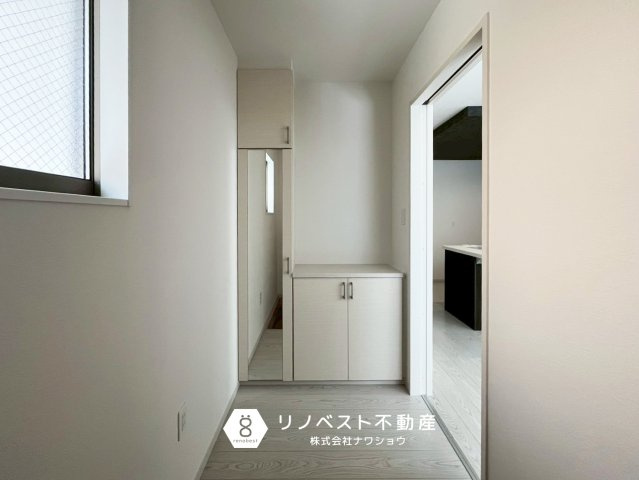 東大阪市玉串町西１丁目の収納|全身ミラー付きのシューズボックス完備◎
お出掛け前の身だしなみチェックはここでバッチリ。