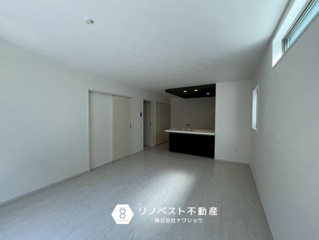 東大阪市玉串町西１丁目の居間・リビング|約16帖のLDK。
2面採光で明るく、カウンターキッチンからはリビングの様子が見渡せます◎