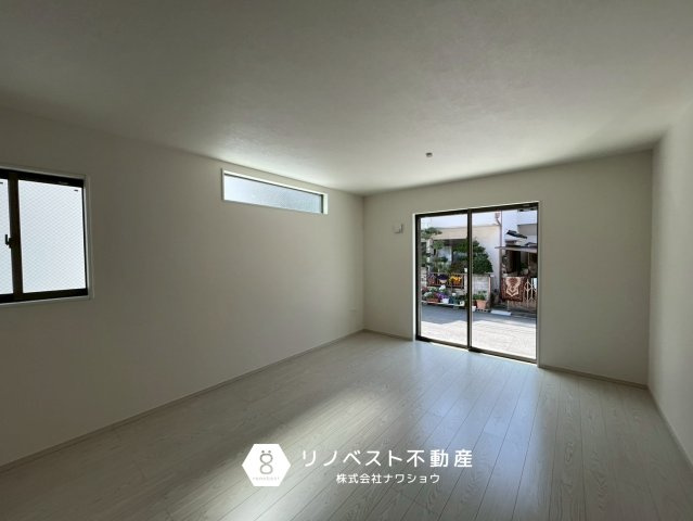 東大阪市玉串町西１丁目の居間・リビング|シンプルな内装なので、どんなインテリアも馴染んでくれそうですね◎
掃き出し窓にはシャッターが付いているので、防犯面でも安心♪