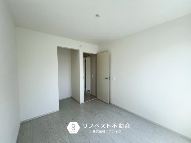 東大阪市玉串町西１丁目の洋室|約5.2帖の洋室。
開口のクローゼット完備。収納のセンスが光ります♪