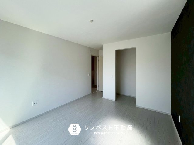 東大阪市玉串町西１丁目の洋室|約7.5帖の洋室。
ウォークインクローゼット完備。バルコニーに面しており明るい室内です♪