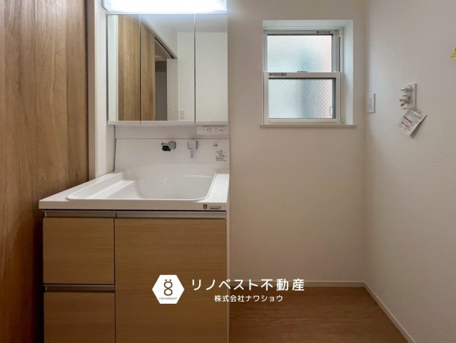 東大阪市第1鴻池町の独立洗面台|収納力の高い洗面台◎
換気窓も付いており、十分に換気できます♪