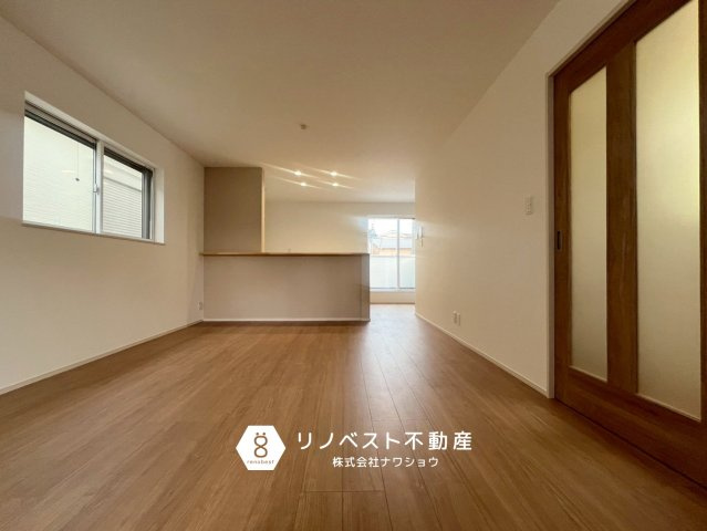 東大阪市第1鴻池町の居間・リビング|２面採光で照明がなくても明るいLDKです。約18帖と広々しており家族団欒に最適です♪
