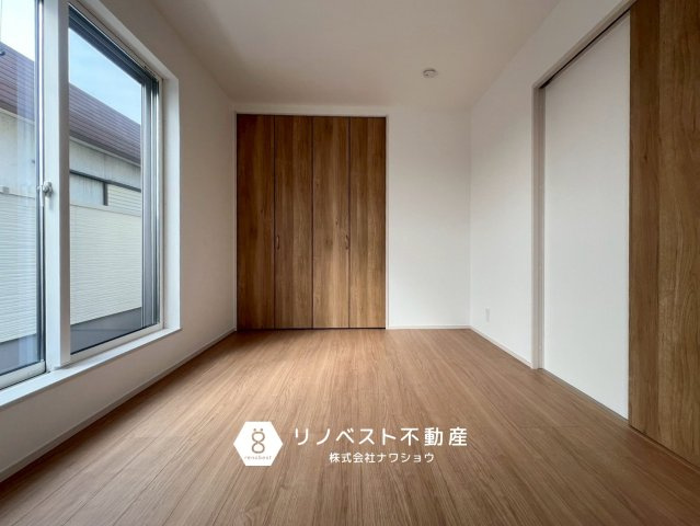 東大阪市第1鴻池町の洋室|納戸含め全居室に収納付きです◎
収納が豊富でお部屋の収納家具を減らせます♪