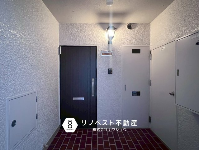 ハイタウン石切F棟の玄関|【リノベスト不動産】女性スタッフ・男性スタッフ共に活躍中！
