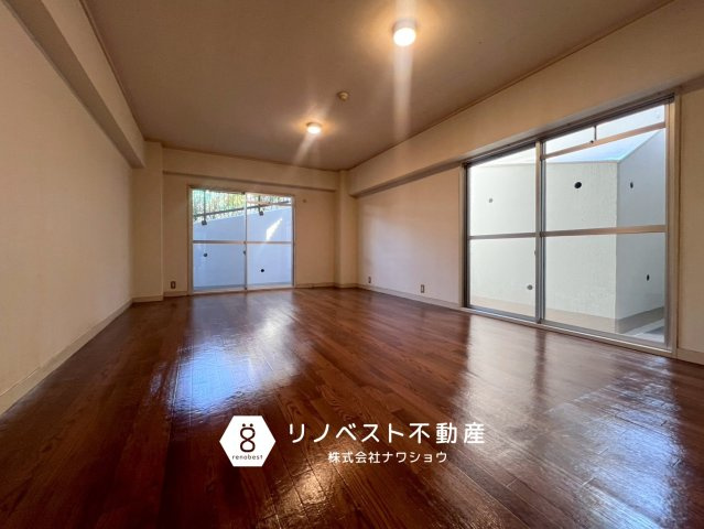 ハイタウン石切F棟の居間・リビング|約17.7帖広々したLDKで開放的です♪