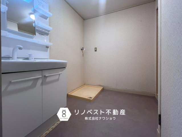 ハイタウン石切F棟の洗面所|収納などを置くスペースも有りそうですね◎