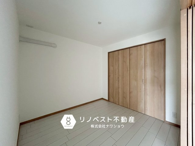 プレジデント東大阪第1号棟の洋室|リビングに隣接した洋室。
大容量のクローゼット付きです！洋服からお子様のおもちゃまで収納できそうです♪