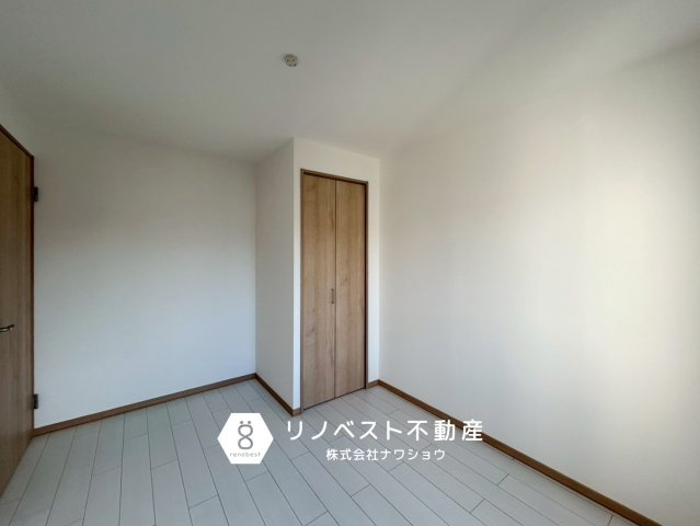 プレジデント東大阪第1号棟の洋室|玄関入ってすぐの洋室は書斎としてもおすすめ♪
リビングから少し離れておりますので、生活音を気にせず作業に取り組めます。