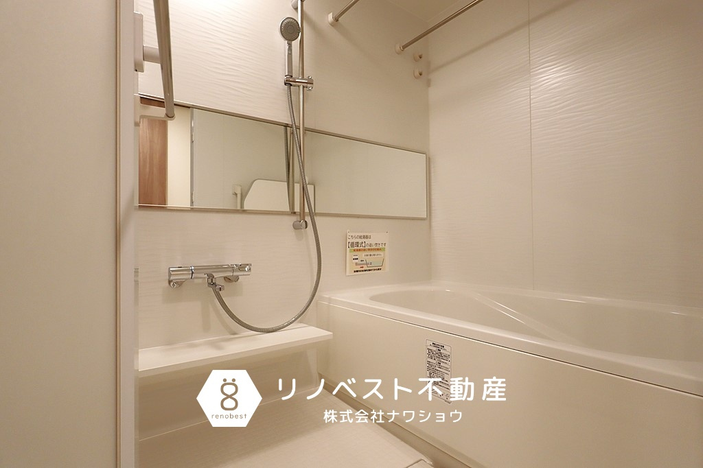 ブランニード河内小阪の浴室|今トレンドのワイドミラー付き。
シンプルな浴室でお掃除も楽々♪
