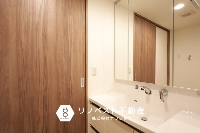 ブランニード河内小阪の独立洗面台|収納力の高い三面鏡付き独立洗面台。洗面台の電球は昼白色がおすすめ！お化粧のムラや顔色の変化に気づきやすくなります。服の色味も正しく見えるので、コーディネートの失敗も防げます。