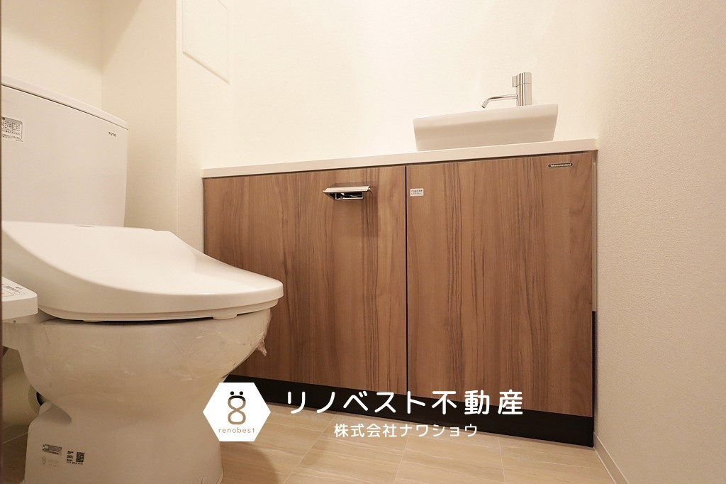 ブランニード河内小阪のトイレ|手洗い場や収納がついており快適に使用できるトイレ。