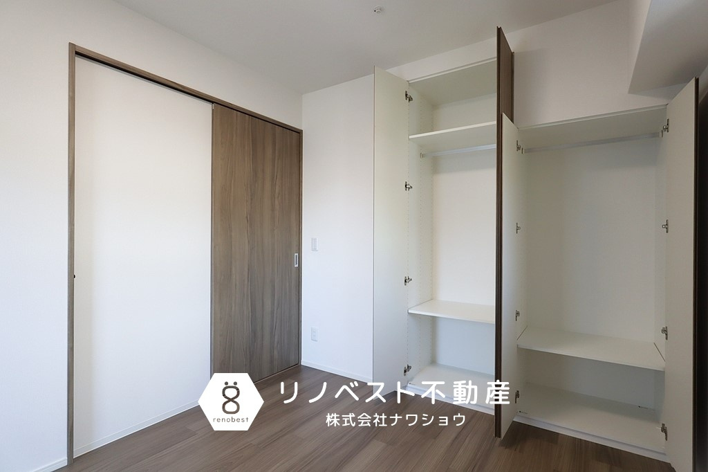 ブランニード河内小阪の洋室|スライド式扉は扉を前後に開く必要がないため、家具の配置がしやすく、狭い場所でも使いやすいです♪