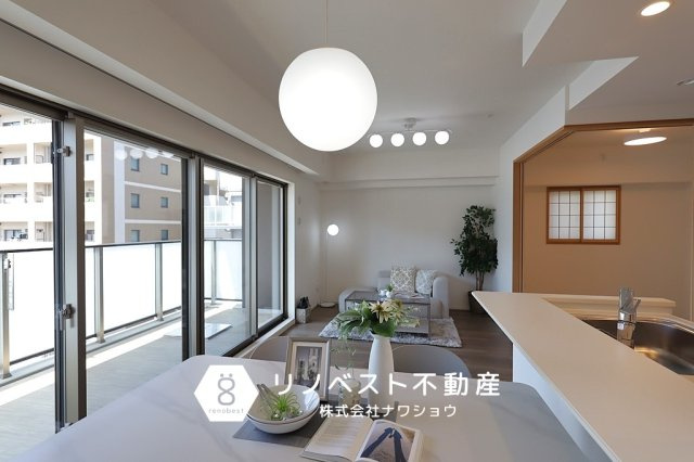 ブランニード河内小阪の居間・リビング|大きな窓がお部屋をより広く見せてくれます。
南向き採光で明るいのも魅力的♪