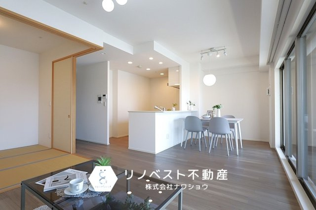 ブランニード河内小阪の居間・リビング|リビングにつながる和室はお子様の遊び場としてピッタリです。
