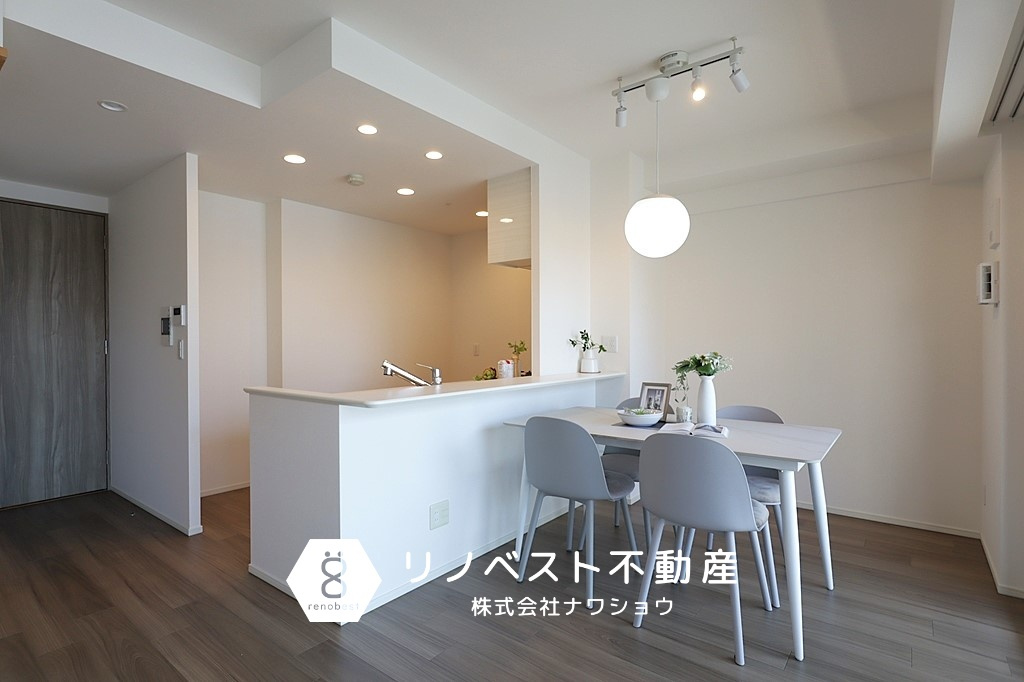 ブランニード河内小阪の居間・リビング|キッチン前にダイニングテーブルを配置することで配膳がスムーズで家事導線を短くできます◎