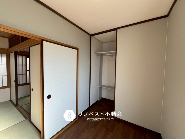 東大阪市加納1丁目の収納|ちょっとした収納ラックが便利◎
陽当たりが良いので、書斎や趣味部屋としてもお使いいただけます◎