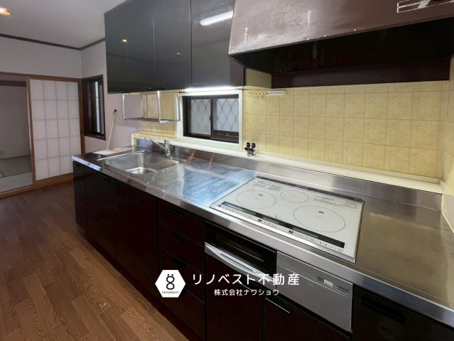 東大阪市加納1丁目のキッチン|手入れが楽なIHコンロ付きシステムキッチン。
収納力も申し分なく、調理器具や食器類もスッキリ片付きますね♪