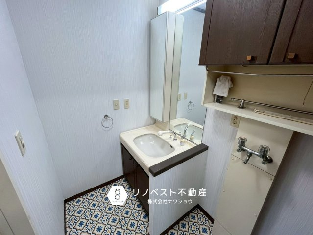 東大阪市加納1丁目の洗面所|レトロな内装の洗面スペース。
お好みの壁紙にリフォームも可能です♪
