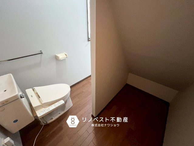 東大阪市加納1丁目のトイレ|トイレ奥には、トイレットペーパーや掃除用具の収納に便利な物置スぺースがございます◎