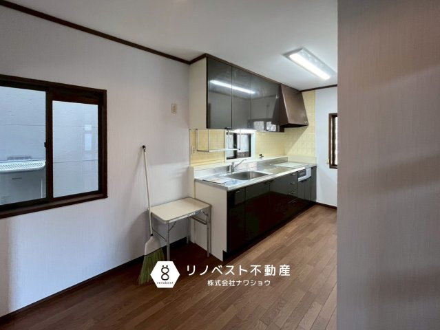 東大阪市加納1丁目のキッチン|キッチン周りには窓が3ヶ所ございますので、料理中の換気などにも便利です◎
