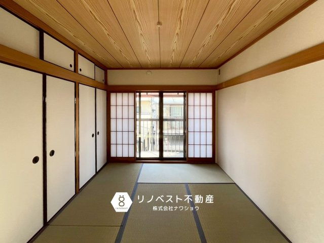 東大阪市加納1丁目の和室|2階和室。
バルコニーに面しているので、日中は柔らかな日差しが差し込みます◎