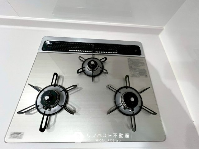 プロスピリティー善根寺町のキッチン|3口コンロがあるのでまとめて調理することができます◎シルバーカラーもオシャレですね！