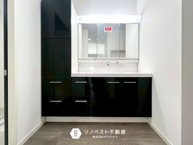 プロスピリティー善根寺町の独立洗面台|収納がたっぷりある洗面台！3面鏡もあるので身支度もスムーズです♪