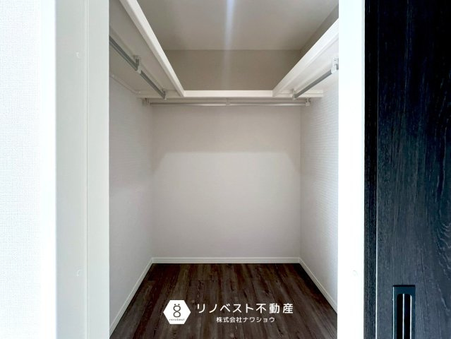 プロスピリティー善根寺町の収納|コの字型のウォークインクローゼットでたっぷり収納があります！お洋服がたくさんあっても整理しやすいです！