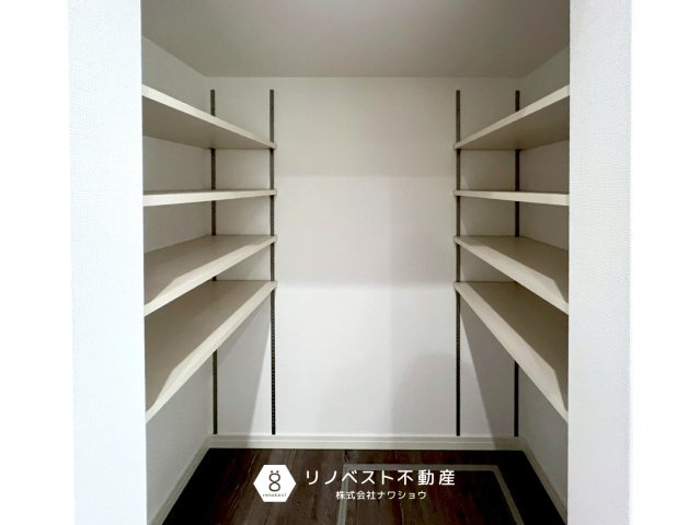 プロスピリティー善根寺町の収納|パントリーには食材や調味料のストックを置く場所として最適ですね♪