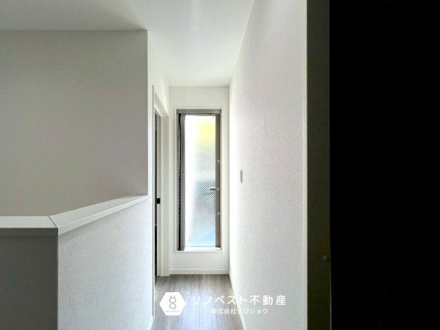 プロスピリティー善根寺町の内装|窓が多いので廊下でも明るい空間になっています！