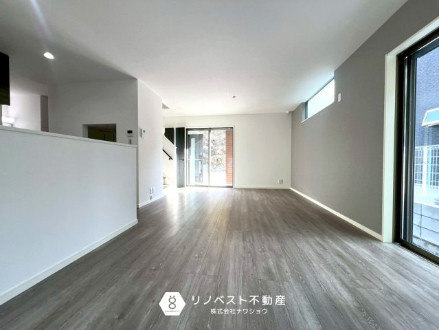 プロスピリティー善根寺町の居間・リビング|窓が多くあるので陽当たりも良く明るいリビングです♪家族団らんの場としても最適ですね！