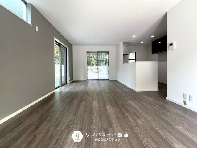 プロスピリティー善根寺町の洋室|キッチンからリビングが見渡せるので小さなお子様がいらっしゃる方でも安心です◎