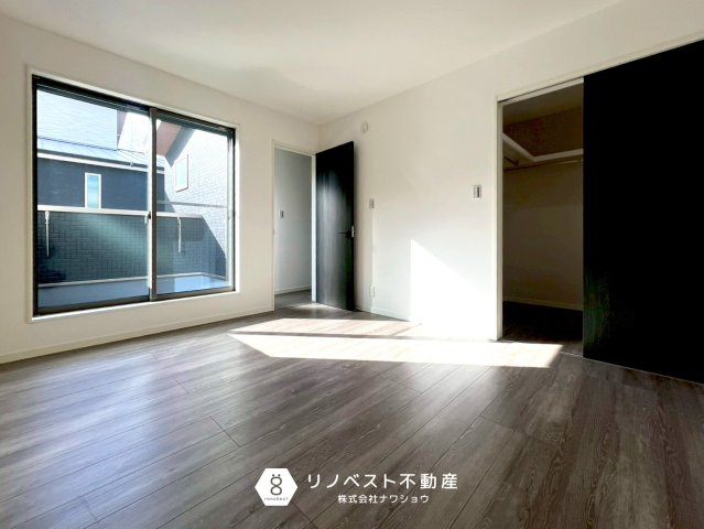 プロスピリティー善根寺町の洋室|バルコニーに出られる洋室です！日々の気分転換にもピッタリですね！