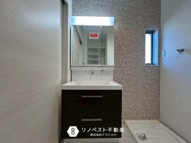 東大阪市豊浦町の独立洗面台|3面鏡付の洗面台で身支度もスムーズにできます♪