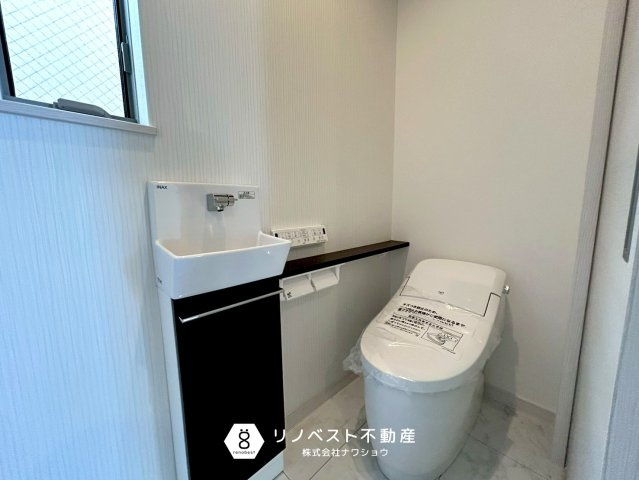 東大阪市豊浦町のトイレ|タンクレスのトイレなのでスタイリッシュです◎トイレットペーパーホルダーが2つ付いているので頻繁に付け替える手間が省けます♪