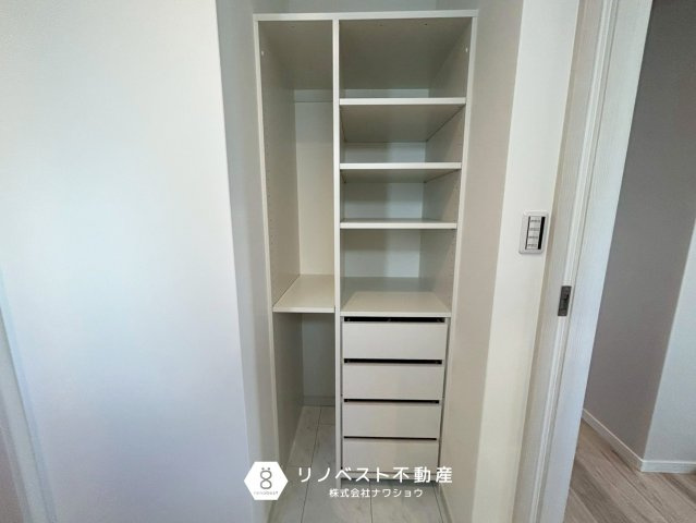 東大阪市豊浦町の収納|洗面台の向いに収納棚があるので、タオルのストックや着替えもしまっておけそうですね！