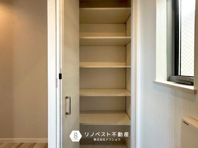 東大阪市豊浦町の収納|トイレにも大きな収納棚がございます！こんなにも棚があるのは初めてみました！