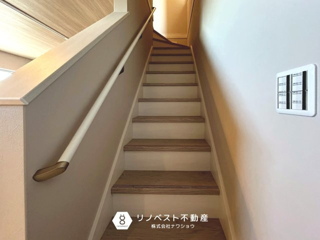 東大阪市豊浦町の内装|手すりつきの階段なので転倒防止になりますね！
